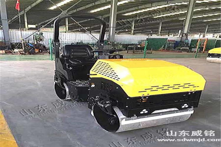 冬季施工，增加了行車?yán)щy，對(duì)小型壓路機(jī)的安全駕駛產(chǎn)生了不利影響，蓄電池電解液冰凍會(huì)使其終止工作